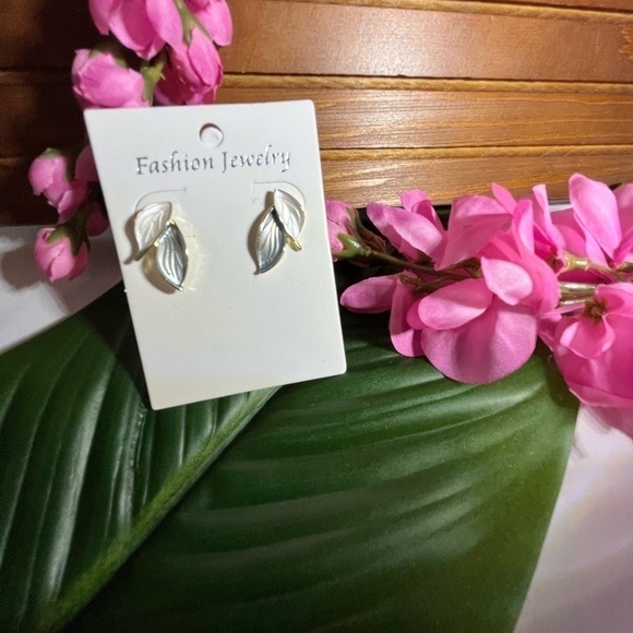 Fashion Jewelry Pierced Earrings, Gray and White Double Leaf Design. - Picture 4 of 10